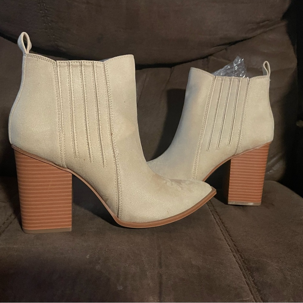 Womens Pointed Toe Slip On Ankle Booties - 9.5